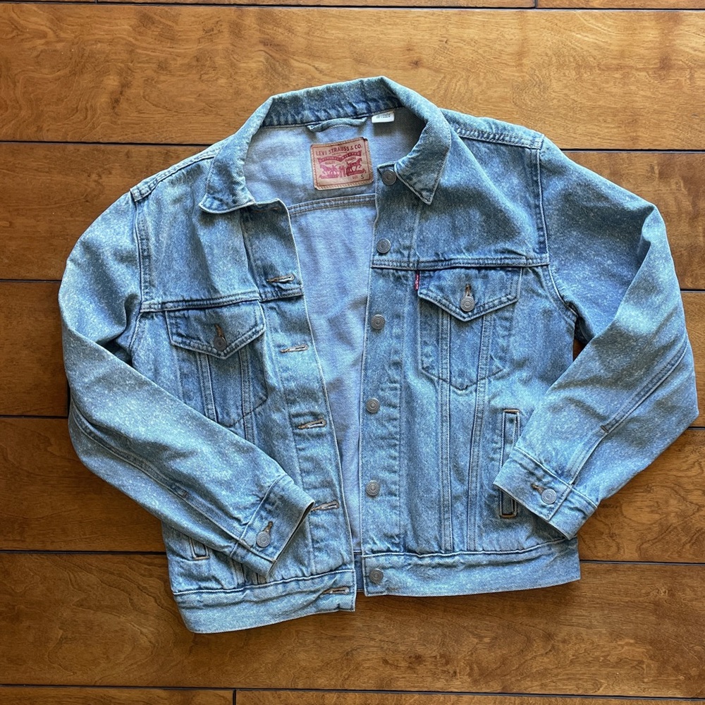 Levi’s Oversized Light Wash Trucker Jacket